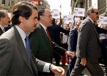 Aznar es recibido por manifestantes contrarios a la guerra a su llegada a un acto ayer en Madrid.