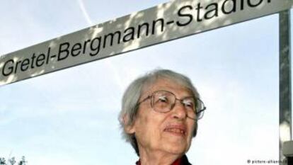 Gretel Bergmann, en su visita al estadio de Laupheim bautizado con su nombre.