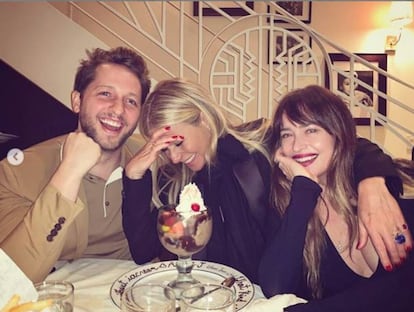 Dakota Johnson y Gwyneth Paltrow con Derek Blasberg.