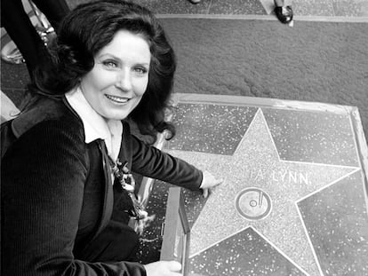 Loretta Lynn muestra su estrella en el Paseo de la Fama de Hollywood, en febrero de 1978.