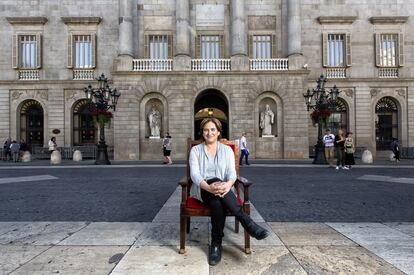 Amb un somriure hieràtic, la candidata de Barcelona en Comú, Ada Colau, que s'asseu amb les mans entrellaçades. Durant l'entrevista va dir de manera contundent que “CiU ha fet una gestió mafiosa a Barcelona”.