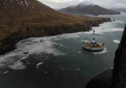 Vista de la plataforma flotante Kulluk de Shell que encall&oacute; en Alaska.