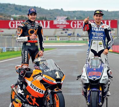 <strong>Ganadores del Mundial de motociclismo en las categorías de Moto2 y MotoGP, respectivamente, nacieron con un desbordante talento sobre las dos ruedas. </strong> <p> Por <strong> Ángel Nieto</strong> <p> A Jorge Lorenzo lo conocí corriendo en minimotos, cuando era un baby de siete años. Ya tenía la mirada del ganador. Ojo. Tampoco soy tan mago como para saber que iba a ganar dos Mundiales de MotoGP. Pero ahí está. Gracias a su esfuerzo. Esta temporada ha mejorado en todo. A nivel personal, técnicamente y en la puesta a punto de la moto. Porque desde niño era muy valiente, pero cometía errores. Ha sabido rectificar. Ahora es más prudente. Arriesga cuando tiene que arriesgar. Marc Márquez es el Rafa Nadal de las motos: con una cara genial para la tele, muy inteligente y rápido como él solo. Nos va a dar muchas satisfacciones. Es un chaval que se acuesta y se levanta pensando en motos. Muy buen niño, con pinta de no haber roto un plato. Pero cuando se coloca en la parrilla se transforma. Va al límite. Este año le he visto casi en el suelo cinco o seis veces. Y lo ha solucionado siempre. Tal es su concentración. Le saca de un apuro en los momentos difíciles. <p> <hr /> <p> <strong> Ángel Nieto es 12 + 1 veces campeón mundial de motociclismo. </strong> </p>