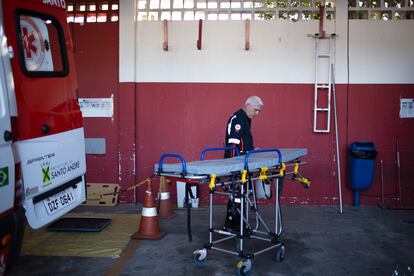 O enfermeiro Haroldo Guireli retira a maca para fazer desinfecção da ambulância.