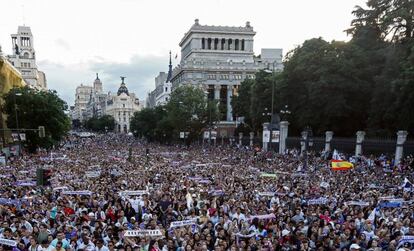 Aficionados del Real Madrid en la plaza de Cibeles, en Madrid.
