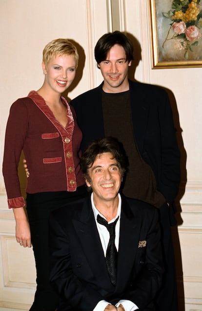 Charlize Theron, Al Pacino y Keanu Reeves durante la promoción de 'Pactar con el diablo' (1997).