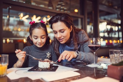 Una madre disfruta de la cena con su hija. 