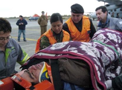 Los equipos médicos transportan a un hospital a Jorge Uribe, uno de los supervivientes.