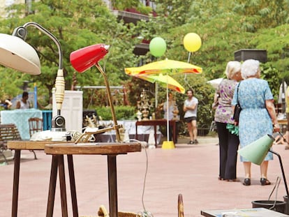 Un puesto del mercadillo de la plaza de Olavide.