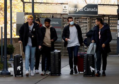 Un grupo de turistas ingresa a Estados Unidos desde Canadá el pasado 8 de noviembre.