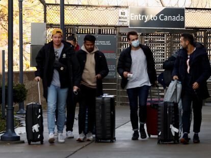 Un grupo de turistas ingresa a Estados Unidos desde Canadá el pasado 8 de noviembre.