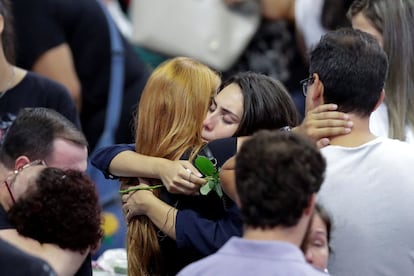 Familiares e amigos das vítimas do massacre de Suzano se emocionam em velório coletivo na Arena Suzano, nesta quinta-feira. 