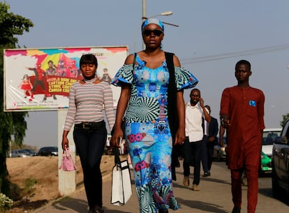 Peatones en Abuja, Nigeria, el 15 de febrero de 2022.