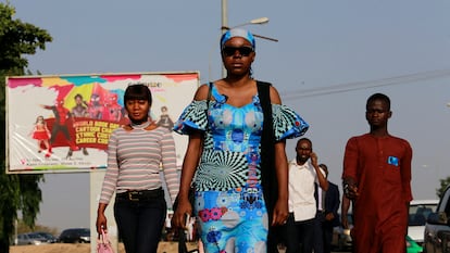 Peatones en Abuja, Nigeria, el 15 de febrero de 2022.