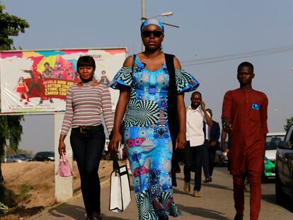 Peatones en Abuja, Nigeria, el 15 de febrero de 2022.