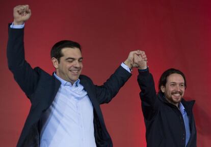 Alexis Tsipras, líder de Syriza (izquierda), junto al secretario general de Podemos, Pablo Iglesias el 22 de enero.