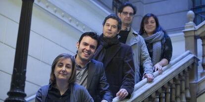 Los premiados de abajo hacia arriba: Neus Canyelles, Rub&egrave;n Monta&ntilde;&aacute;, Marc Romera, Vicen&ccedil; Pag&egrave;s y Care Santos en las escaleras del edifcio de &Oacute;mnium Cultural. 