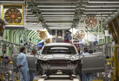 Empleados de Ford Motor en la planta de pintura en Almussafes.