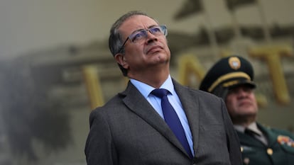 Gustavo Petro durante la ceremonia del mayor general Luis Emilio Cardozo como nuevo comandante de las fuerzas armadas colombianas, el 31 de mayo, en Bogotá.