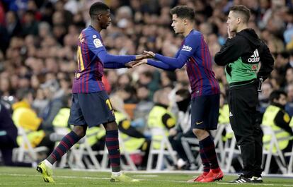 Coutinho reemplaza a Dembélé en un partido de la temporada pasada.