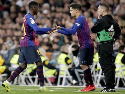 Coutinho reemplaza a Dembélé en un partido de la temporada pasada.