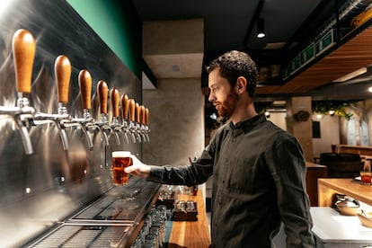 Christophe Chevallier, dueño del bar Lavoisier sirve una de las 10 cervezas hechas con pan de las que disponen.