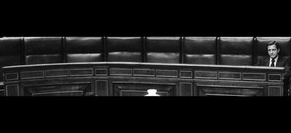 El presidente del Gobierno, Adolfo Suárez, solo en el banco azul del Gobierno en el Congreso de los Diputados. En esta imagen del 25 de septiembre de 1979 se contempla el banco azul absolutamente vacío y al presidente en la esquina derecha.