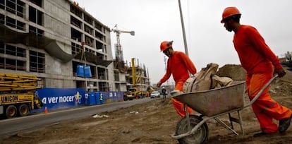 Trabajadores en la construcción de un centro comercial en San Juan de Miraflores (Lima, Perú).