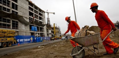 Trabajadores en la construcci&oacute;n de un centro comercial en San Juan de Miraflores (Lima, Per&uacute;). 