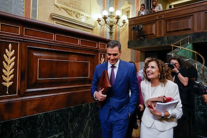 El presidente del Gobierno Pedro Sánchez y la ministra de Hacienda, María Jesús Montero, durante la segunda jornada de la investidura en el Congreso.