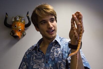 Gabriel Calamari com Carmella, a mascote da turma.
