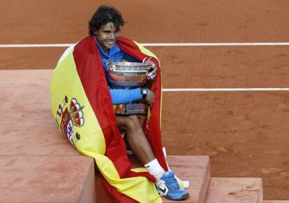 Rafael Nadal, tras ganar la final de Roland Garros en París, en 2011.