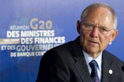 El ministro alemán de Finanzas, Wolfgang Schauble, ofrece una conferencia de prensa tras la reunión de ministros de Finanzas del G20, gobernadores de bancos centrales y representantes del FMI, la OCDE y otras entidades, celebrada en París, Francia. EFE/Archivo