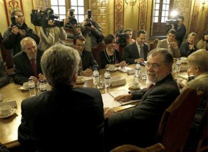 El ministro de Justicia, Mariano Fernández Bermejo (mirando a la cámara), durante la reunión que mantuvo ayer con los representantes de los secretarios judiciales.