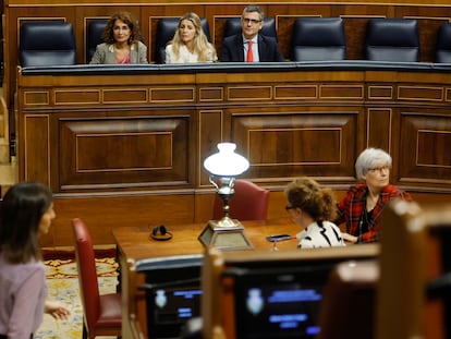 Las vicepresidentas, María Jeús Montero y Yolanda Diaz, y el ministro de la Presidencia, Justicia y Relaciones con las Cortes de España, tras la intervención de Ione Belarra, secretaria general de Podemos.