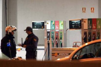 Agentes de policía en la estación de servicio de la carretera de Extremadura (A-5) donde se produjo uno de las cinco estallidos.