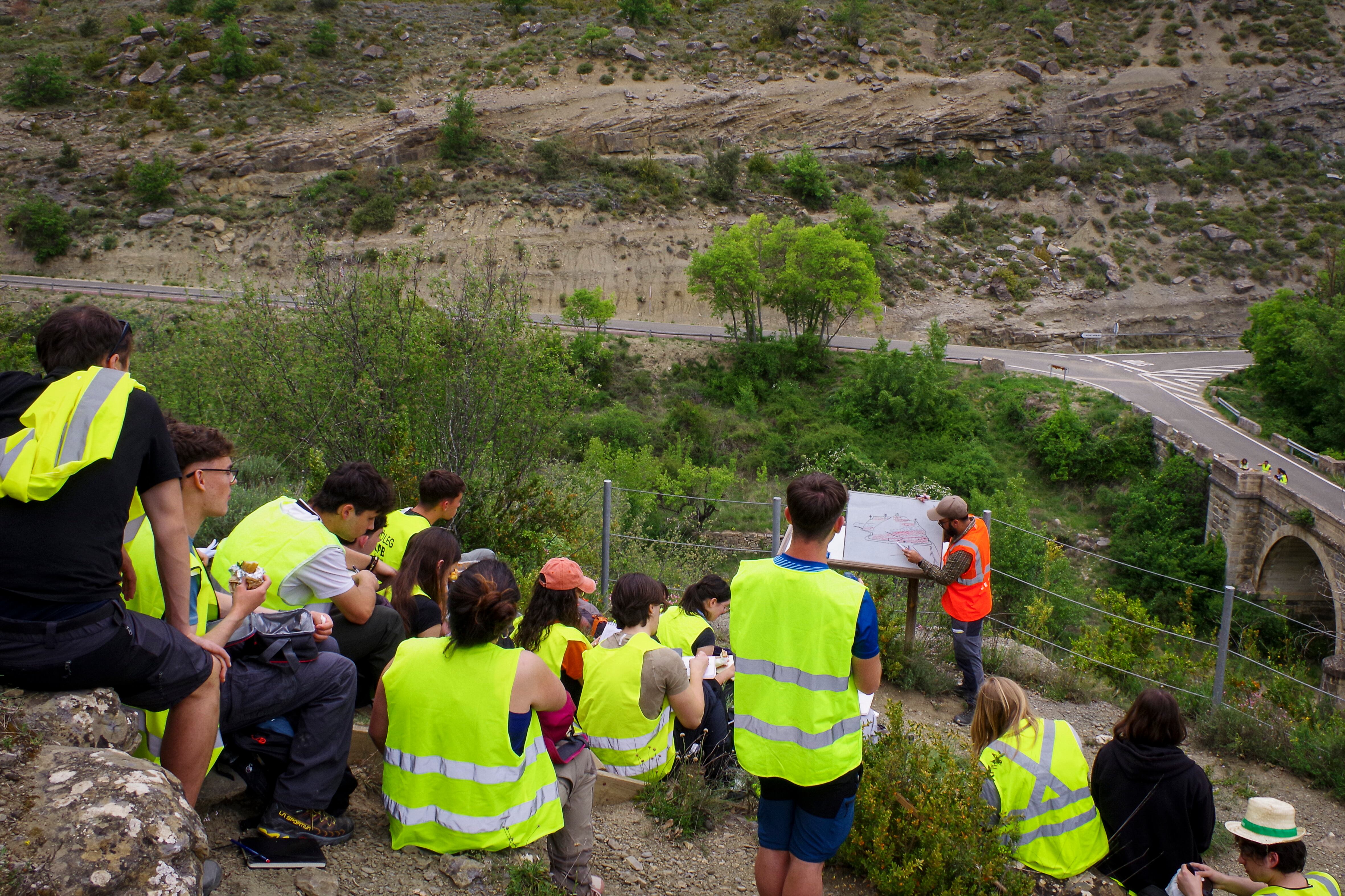 Actividad de los alumnos de la Geología de la UAB en la Règola, un pueblo de Lleida, en 2026.