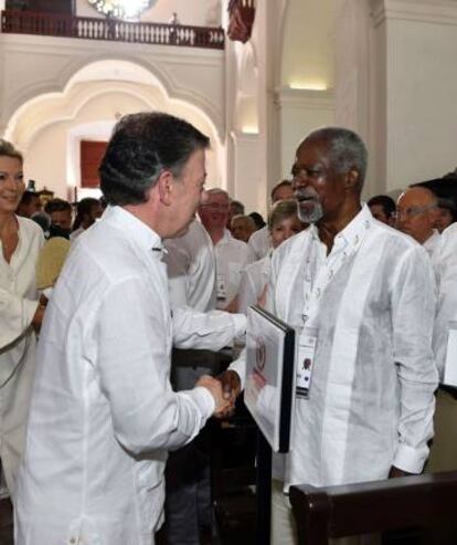 Juan Manuel Santos saluda a Kofi Annan.