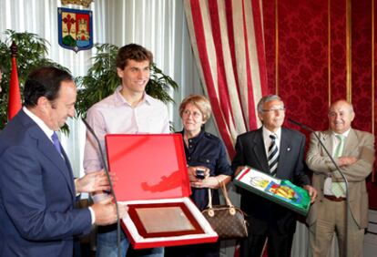 El delantero riojano Fernando Llorente, muestra la placa que le entregó el presidente del Gobierno riojano, Pedro Sanz Alonso.