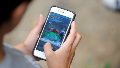 Gianni Vitora, 11, plays Pokemon Go as he and his family enjoy the mild weather at the start of the Labor Day weekend ahead of potential storms on the east coast of the United States caused by Tropical Storm Hermine New York, U.S., September 3, 2016. REUTERS/Mark Kauzlarich