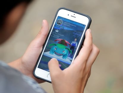 Gianni Vitora, 11, plays Pokemon Go as he and his family enjoy the mild weather at the start of the Labor Day weekend ahead of potential storms on the east coast of the United States caused by Tropical Storm Hermine New York, U.S., September 3, 2016. REUTERS/Mark Kauzlarich