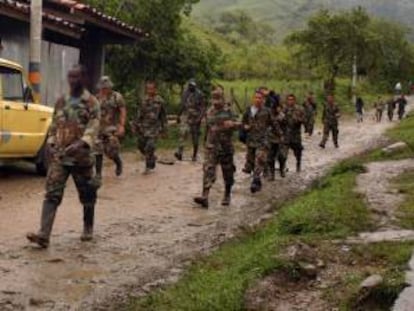 En la zona actúan facciones de las Fuerzas Armadas Revolucionarias de Colombia (FARC) que en las últimas semanas se han dedicado a volar infraestructuras de energía eléctrica en varios departamentos del suroeste como Nariño, Cauca y Valle del Cauca. EFE/Archivo