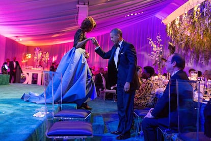 11 de febrero de 2014. Obama coge de la mano a Michelle en una cena para François Hollande.