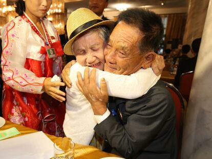 El surcoreano Lee Gyum-sum (Iz), de 92 años,abraza a su hijo, el norcoreano Lee Sung-chul, de 71 años, durante las reuniones familiares intercoreanas en el complejo de Mount Kumgang, en Corea del Norte.