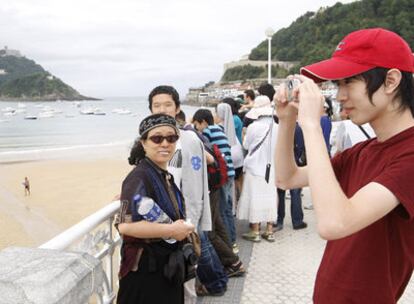 Un grupo de turistas en el paseo de La Concha, en San Sebastián.