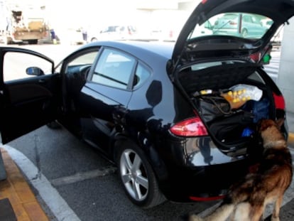 Imagen de un agente realizando un registro en el puerto de Algeciras.