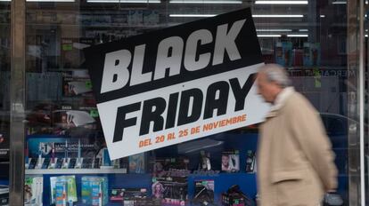 Un se&ntilde;or pasa por delante de un cartel que anuncia ofertas del &#039;Black Friday&#039; en Madrid.