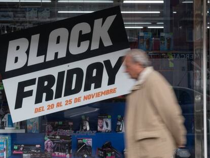 Un se&ntilde;or pasa por delante de un cartel que anuncia ofertas del &#039;Black Friday&#039; en Madrid.