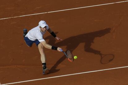 Andy Murray devuelve la pelota a Feliciano López, en el Open de Barcelona de 2017.