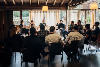 Una de las reuniones del equipo tras una segunda degustación.